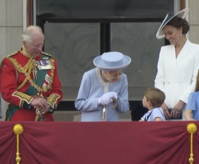 Những khoảnh khắc vô cùng đáng yêu của Hoàng tử Louis tại lễ diễu hành mừng Đại lễ Bạch Kim của Nữ hoàng Anh, đúng là bản sao của Công tước Cambridge! - Ảnh 10.