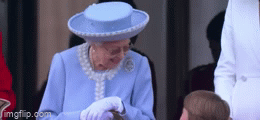 Nữ hoàng Anh rạng rỡ xuất hiện trên ban công Cung điện cùng đại gia đình, có cử chỉ gây xúc động với con nhà Công nương Kate - Ảnh 1.