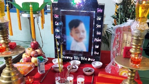 Bé trai 18 tháng tuổi tử vong bất thường