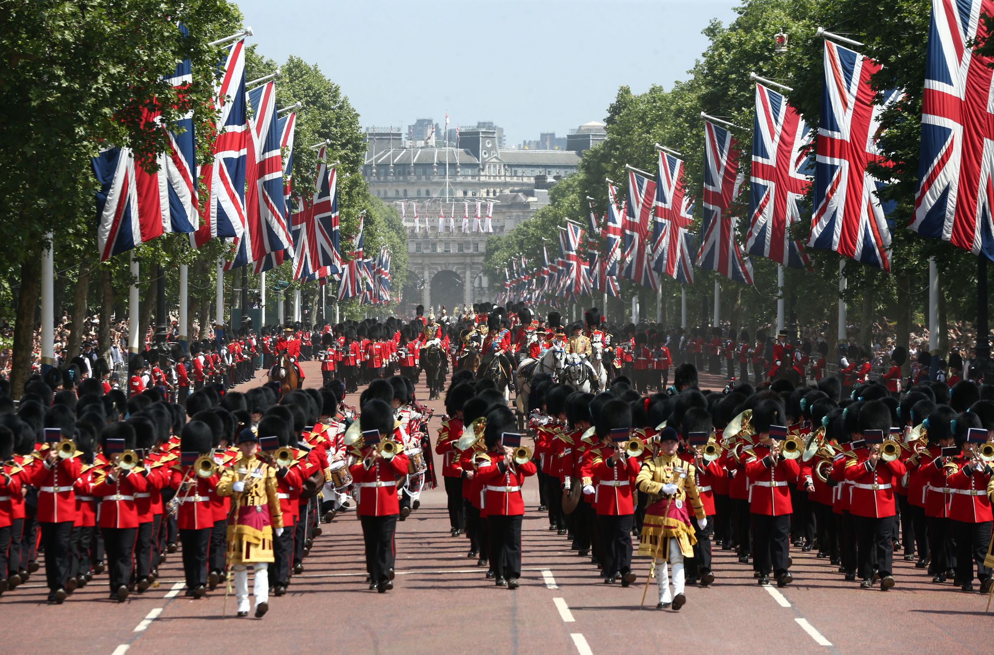 Đoàn kỵ binh hùng hậu diễu hành mừng Đại lễ Bạch kim của Nữ hoàng Anh - Ảnh 1.