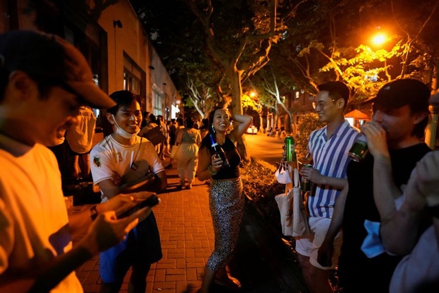 Shanghai people poured into the streets to celebrate the lifting of the blockade - Photo 1.