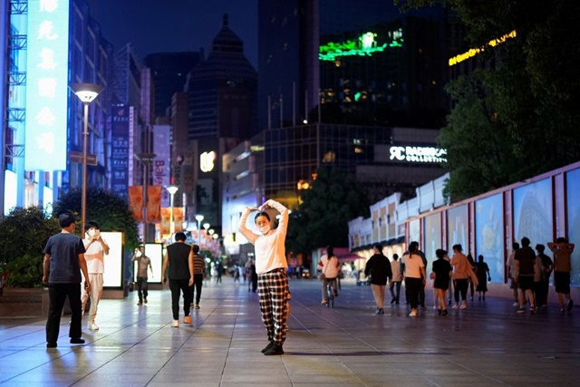 Shanghai residents poured into the streets to celebrate the lifting of the blockade - Photo 3.