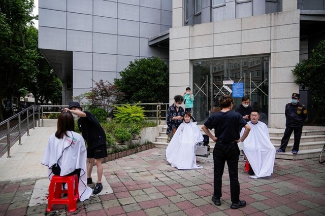 Shanghai people poured into the streets to celebrate the lifting of the blockade - Photo 4.