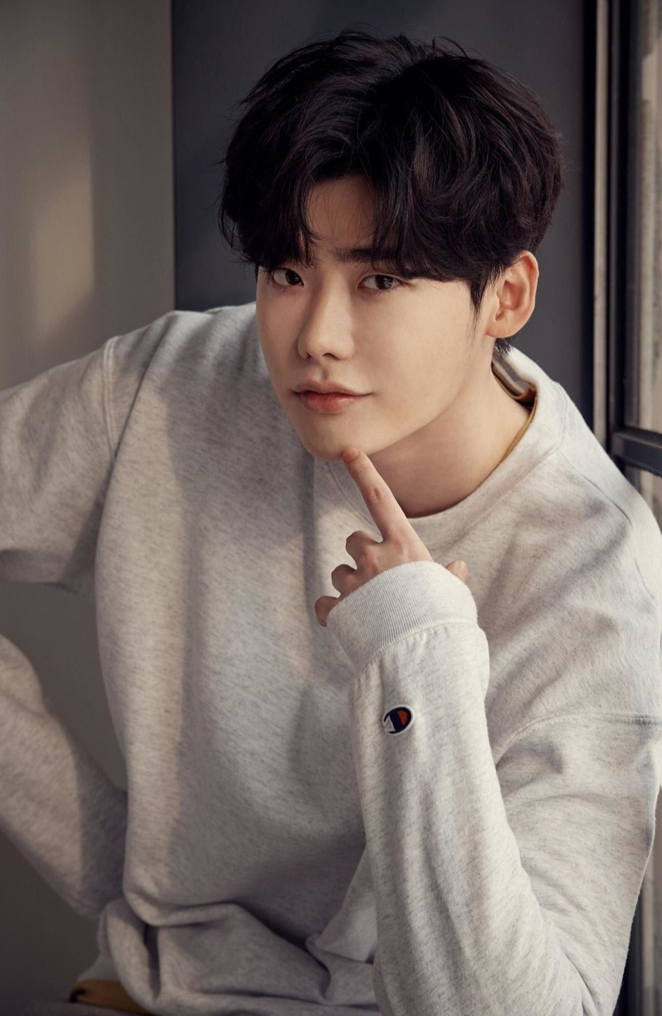 &quot;Hoàng tử mỏ vịt&quot; Lee Jong Suk: Hội bạn thân toàn cực phẩm của Kbiz, thường xuyên bị dính tin đồn hẹn hò với bạn diễn - Ảnh 2.