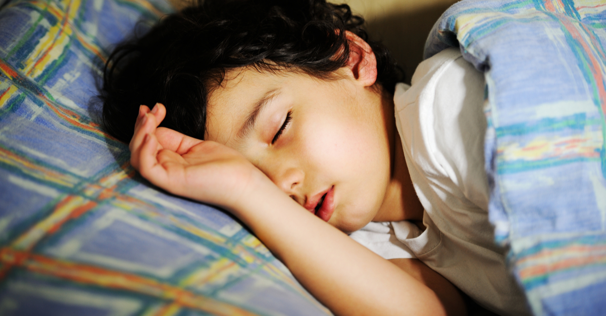 Trẻ 5 tuổi trằn trọc khó ngủ, thức giấc đột ngột giữa đêm vì 8 ''thủ phạm'' mà bố mẹ không hề hay biết - Ảnh 1.