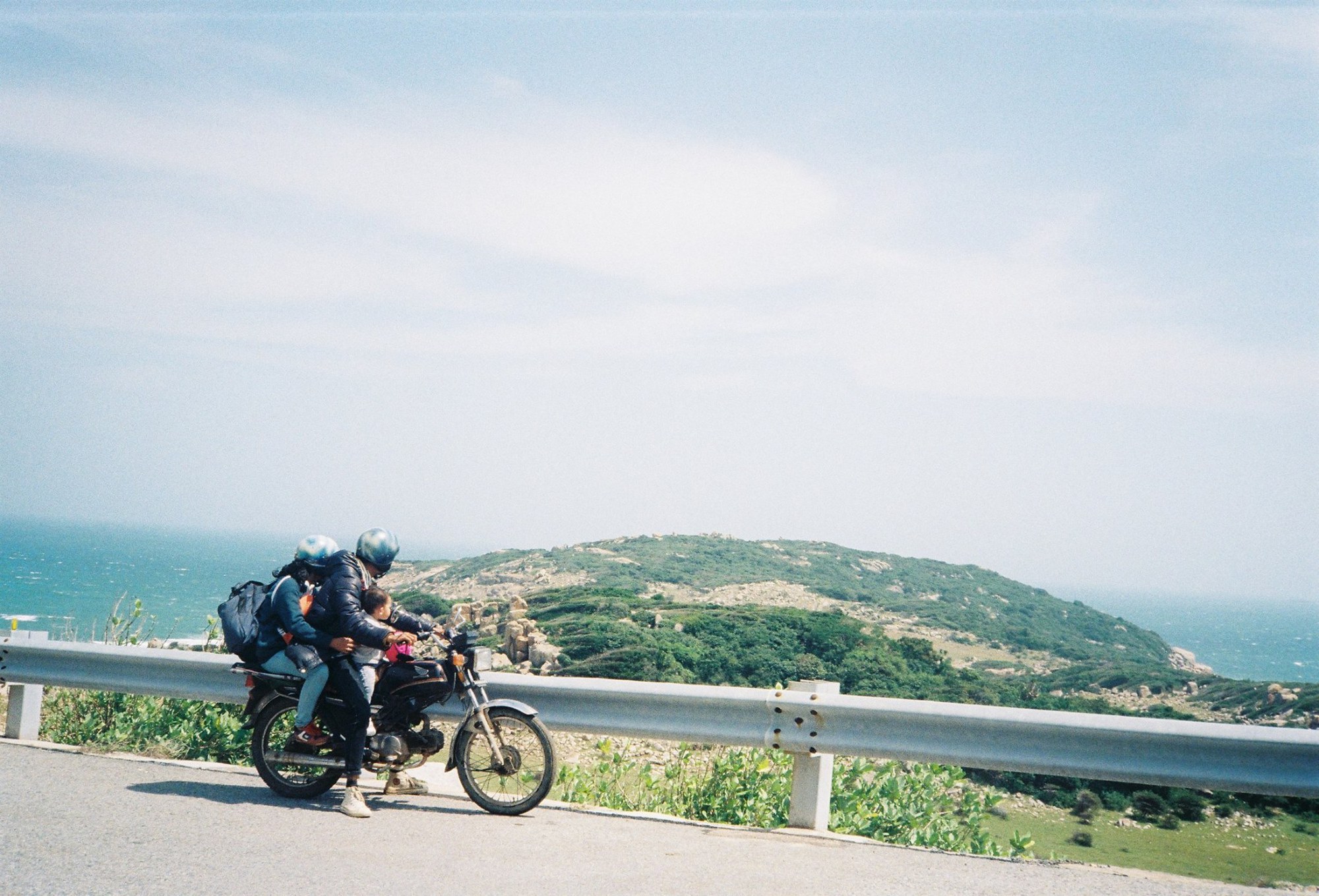 Vì yêu thiên nhiên, đôi vợ chồng trẻ bỏ Sài Gòn tìm núi rừng để lập nghiệp và thực hiện các hoạt động bảo vệ môi trường - Ảnh 2.