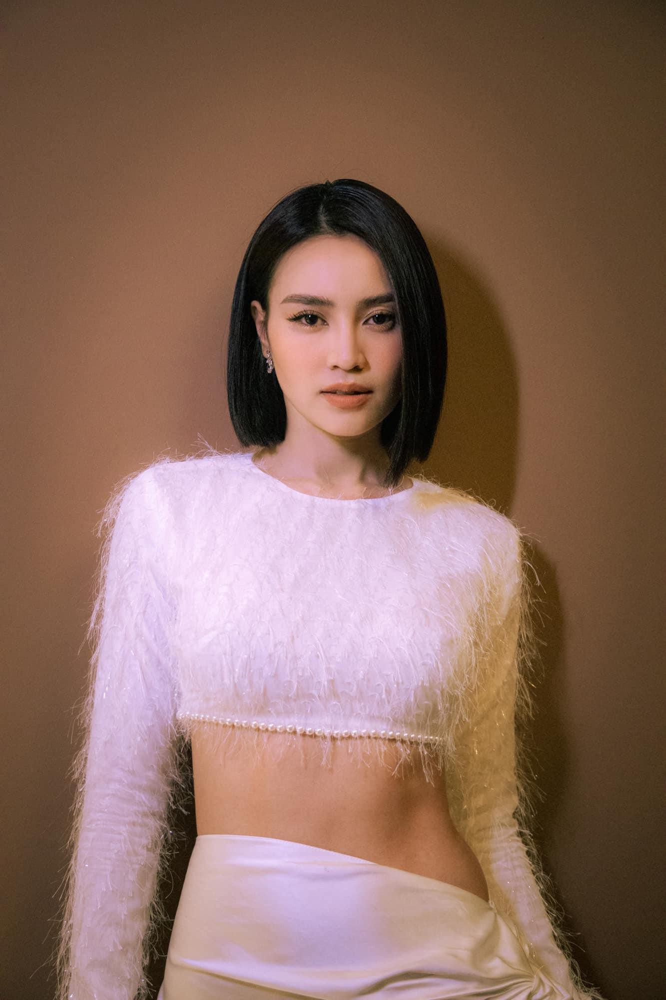 Mặc lại váy của Ninh Dương Lan Ngọc, Hoa hậu Thùy Tiên gây chú ý với vòng eo 'con kiến' sexy - Ảnh 9.