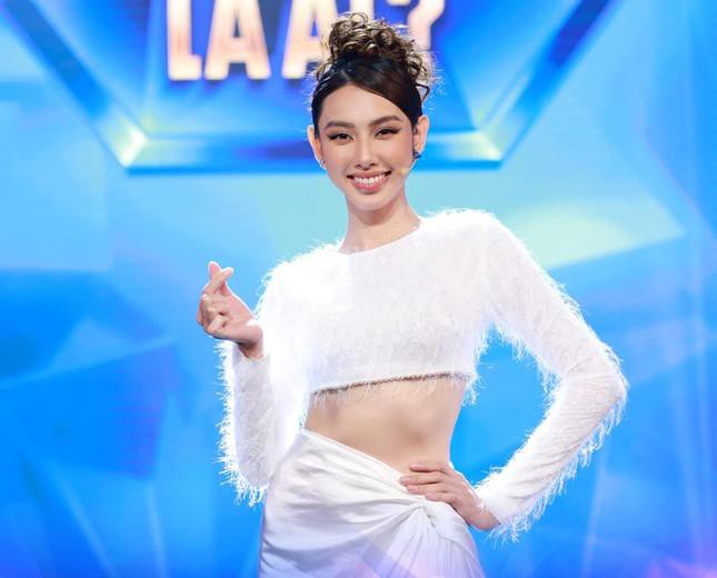 Mặc lại váy của Ninh Dương Lan Ngọc, Hoa hậu Thùy Tiên gây chú ý với vòng eo 'con kiến' sexy - Ảnh 1.