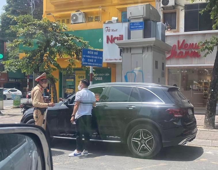 Cầu thủ Quang Hải bị CSGT dừng xe Mercedes vì va chạm ôtô - Ảnh 1.