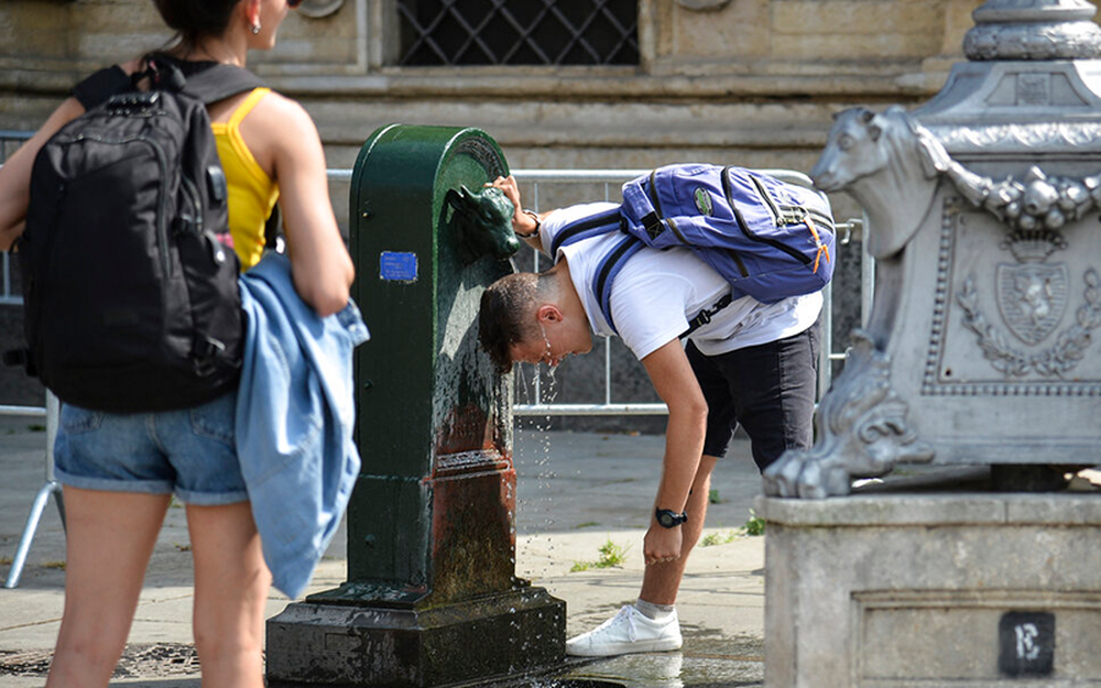 Chùm ảnh: Người dân châu Âu vật lộn chống chọi với nắng nóng, Tây Ban Nha ghi nhận nhiệt độ cao nhất trong 20 năm trở lại đây - Ảnh 14. Chùm ảnh: Người dân châu Âu vật lộn chống chọi với nắng nóng, Tây Ban Nha ghi nhận nhiệt độ cao nhất trong 20 năm trở lại đây - Ảnh 14.