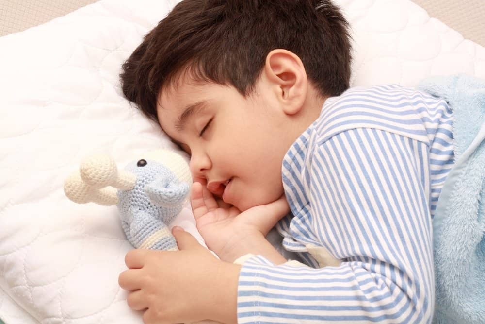 Trẻ 5 tuổi trằn trọc khó ngủ, thức giấc đột ngột giữa đêm vì 8 ''thủ phạm'' mà bố mẹ không hề hay biết - Ảnh 6.