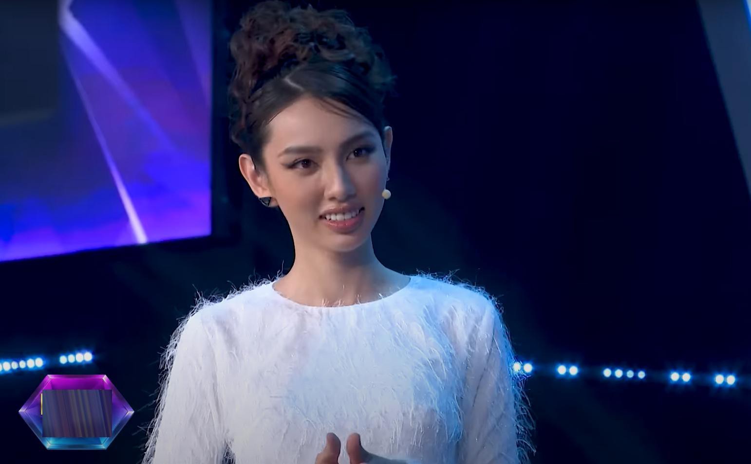 Mặc lại váy của Ninh Dương Lan Ngọc, Hoa hậu Thùy Tiên gây chú ý với vòng eo 'con kiến' sexy - Ảnh 4.