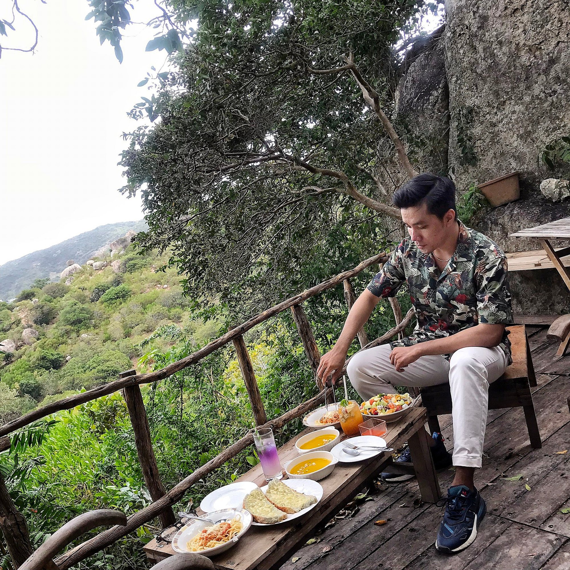 Một nhà hàng được xây dựng từ 2 khách du lịch nằm cheo veo ở vách núi và điều kỳ lạ là ai đến đây cũng thấy suy nghĩ mình... khang khác! - Ảnh 5.