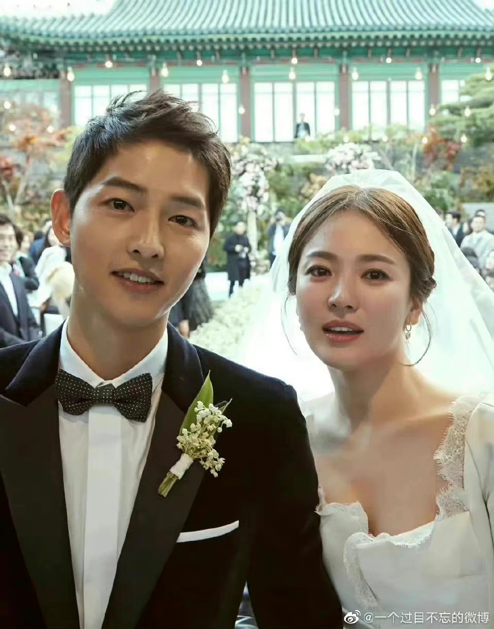Chỉ cần nhìn vào những khoảnh khắc tuyệt mỹ trong bộ ảnh cưới của Song Hye Kyo, bạn sẽ cảm nhận được sự ngọt ngào và lãng mạn nhất định. Với không gian pha trộn giữa sự cổ điển và hiện đại, bộ ảnh này thực sự là một tuyệt tác đáng xem.