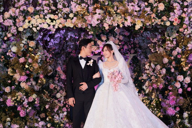 Được biết đến là một trong những nữ diễn viên nổi tiếng nhất Hàn Quốc, Song Hye Kyo đã có một buổi chụp ảnh cưới đẹp ngỡ ngàng. Hãy cùng ngắm nhìn vẻ đẹp và sự tinh tế của bức ảnh cưới của cô ấy.