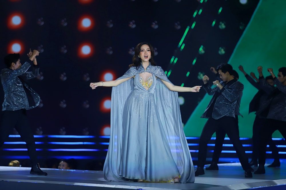 Loạt khoảnh khắc đáng nhớ trong Bán kết Hoa hậu Hoàn vũ Việt Nam 2022: Đỗ Nhật Hà gây xúc động mạnh với tiết mục đặc biệt - Ảnh 8.