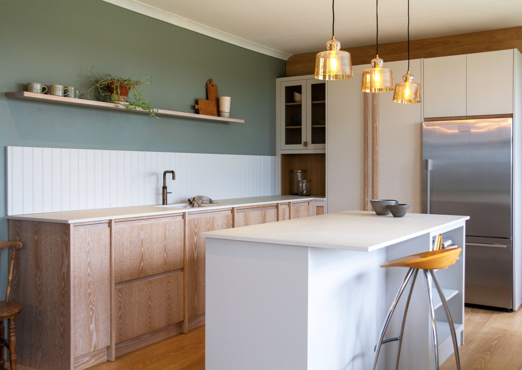Từ nhẹ nhàng đến sang trọng, đây là những thiết kế nhà bếp với gam màu xanh lá khiến bạn không chê vào đâu được - Ảnh 3.