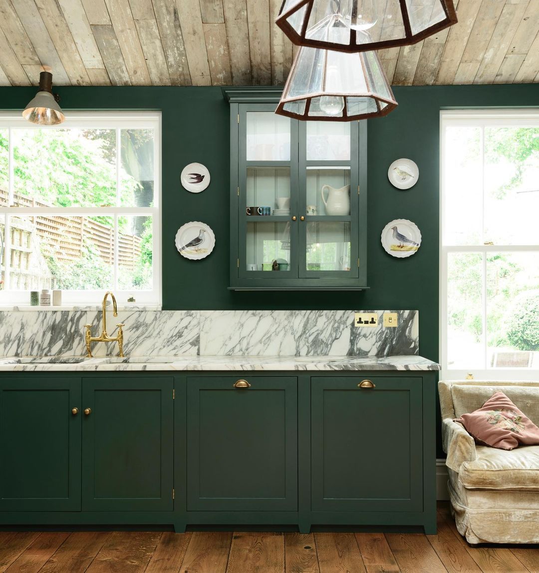 Từ nhẹ nhàng đến sang trọng, đây là những thiết kế nhà bếp với gam màu xanh lá khiến bạn không chê vào đâu được - Ảnh 4.
