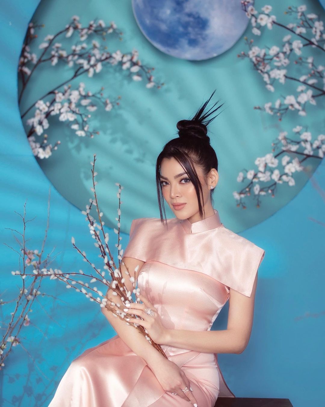 Chiroyli trannies bilan yaqindan anal jinsiy aloqa Bugli dush jinsiy aloqa uchun maxfiy kamera