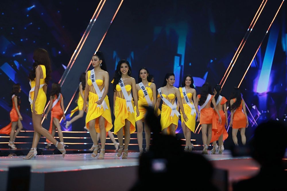 Loạt khoảnh khắc đáng nhớ trong Bán kết Hoa hậu Hoàn vũ Việt Nam 2022: Đỗ Nhật Hà gây xúc động mạnh với tiết mục đặc biệt - Ảnh 4.