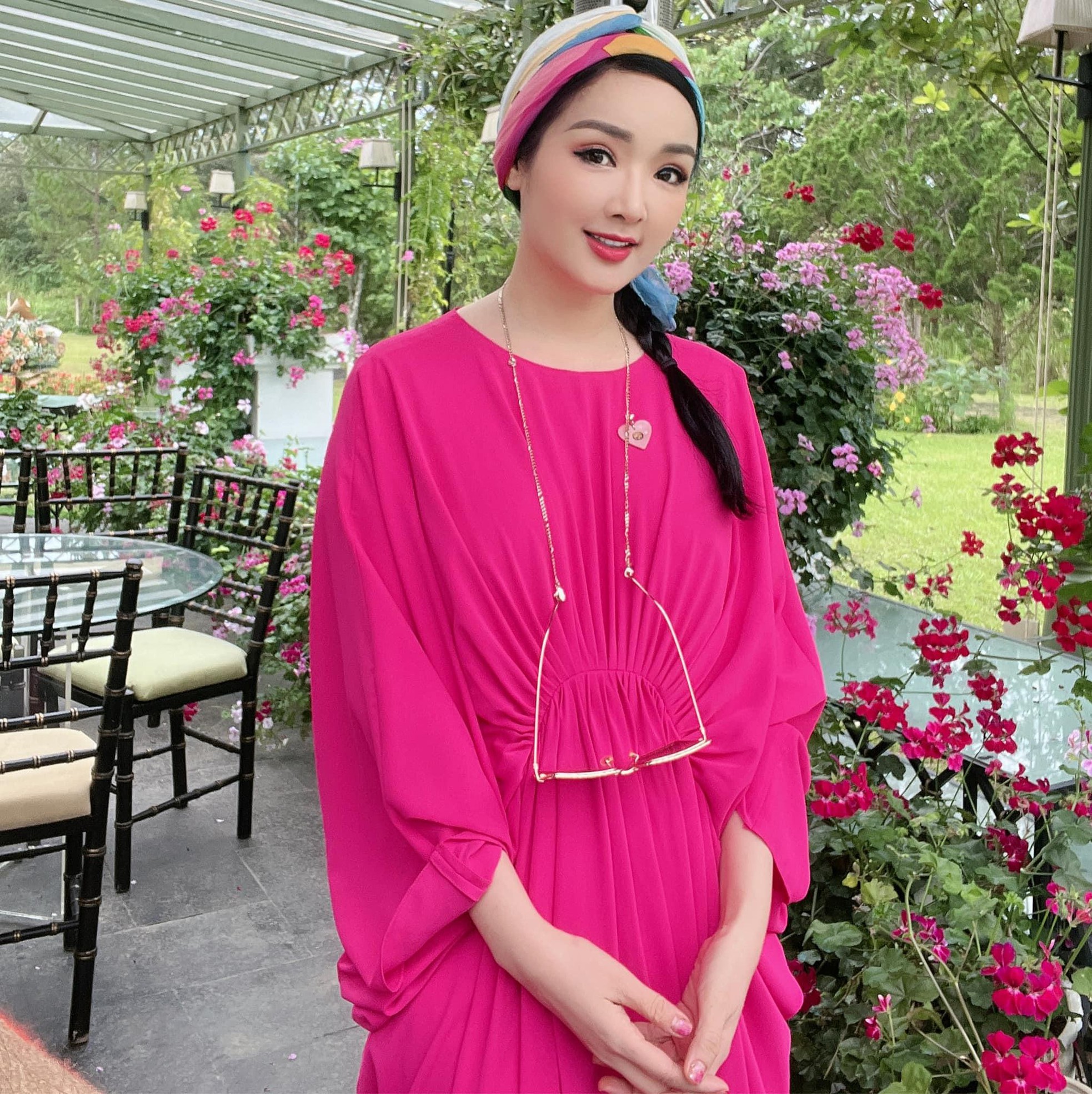Lương Thuỳ Linh nóng bỏng với bikini, Võ Hoàng Yến mặc váy lông vũ trễ nải vòng 1 quyến rũ - Ảnh 13.