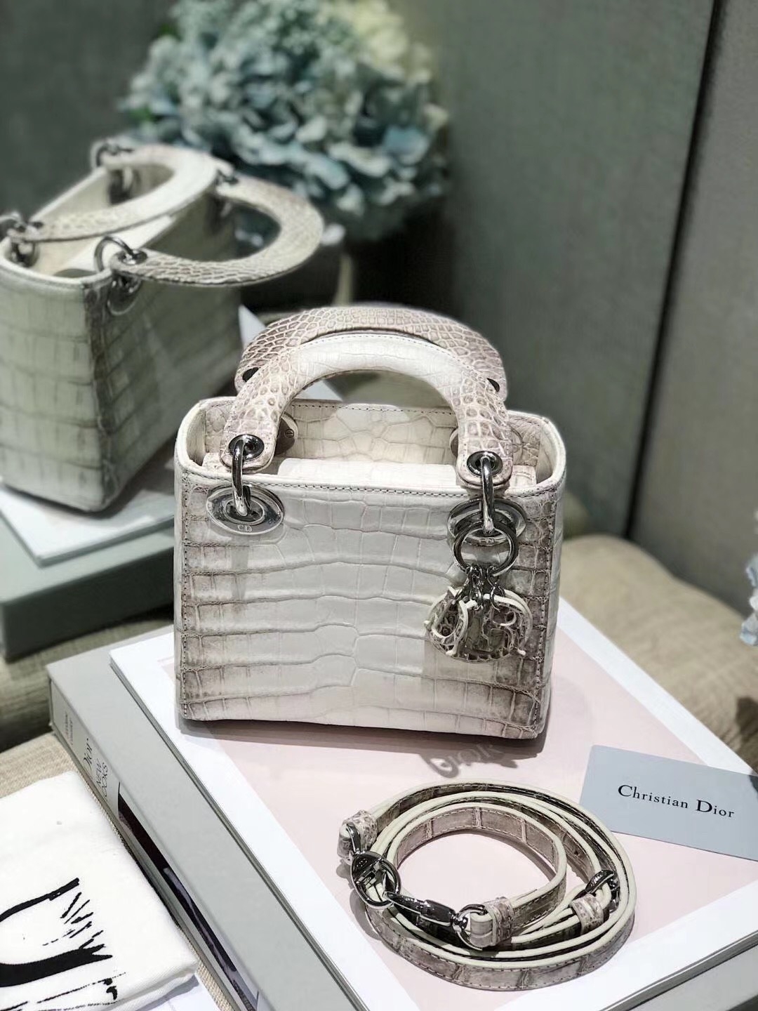 Đẳng cấp chiếc túi Lady Dior bạch tạng đang gây sốt: Đỉnh cao kỹ thuật xử lý da cá sấu, khách hàng được đánh dấu chủ quyền theo cách độc lạ - Ảnh 1.