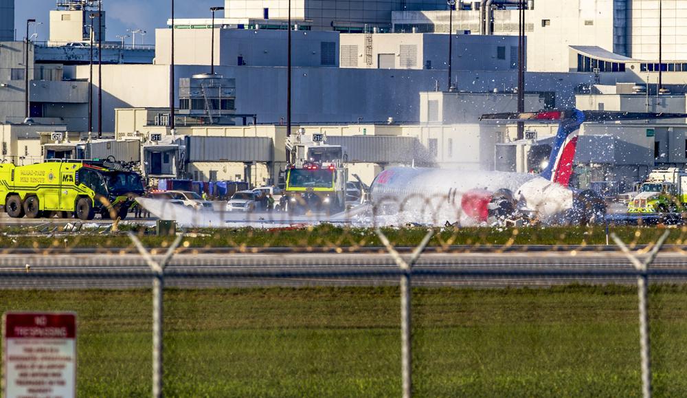 Mỹ: Máy bay chở 126 hành khách bốc cháy trên đường băng - Ảnh 2.