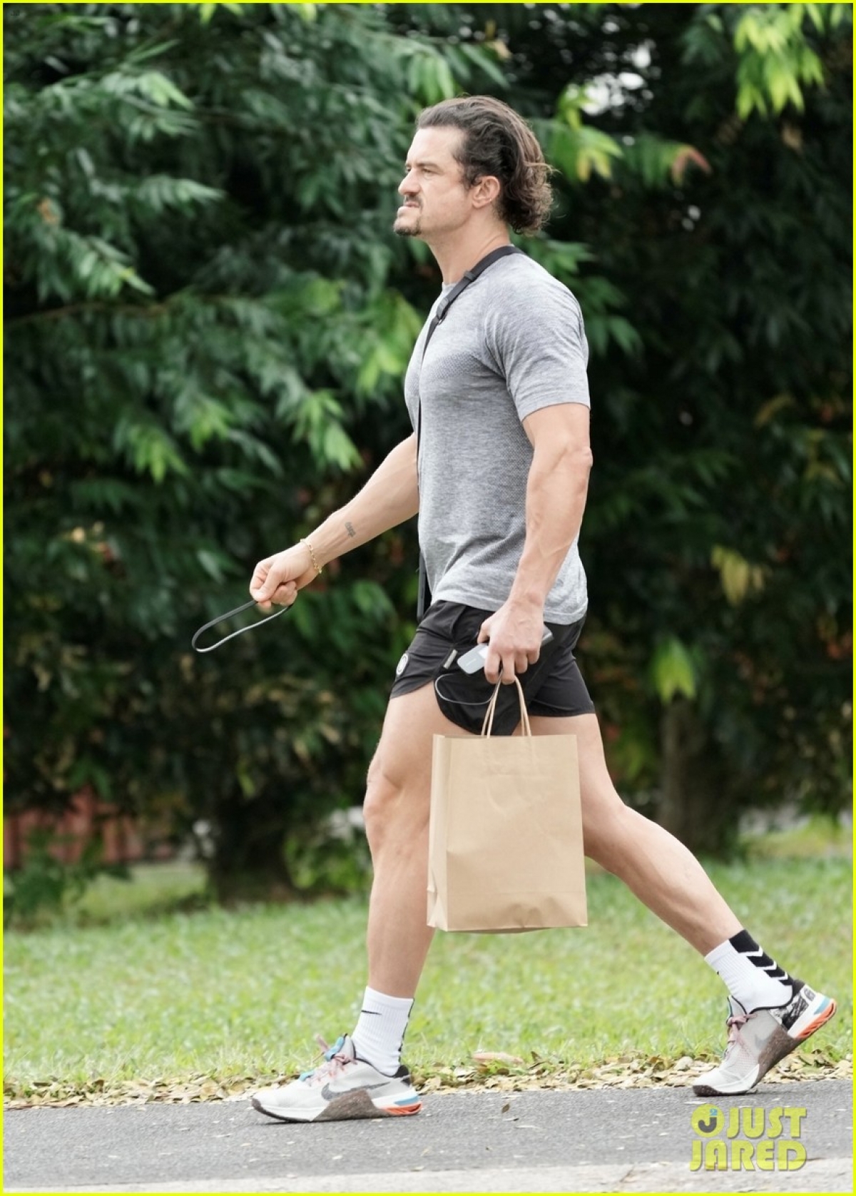 Orlando Bloom bị chê già nua khi đi mua đồ tạp hóa ở Australia - Ảnh 8.