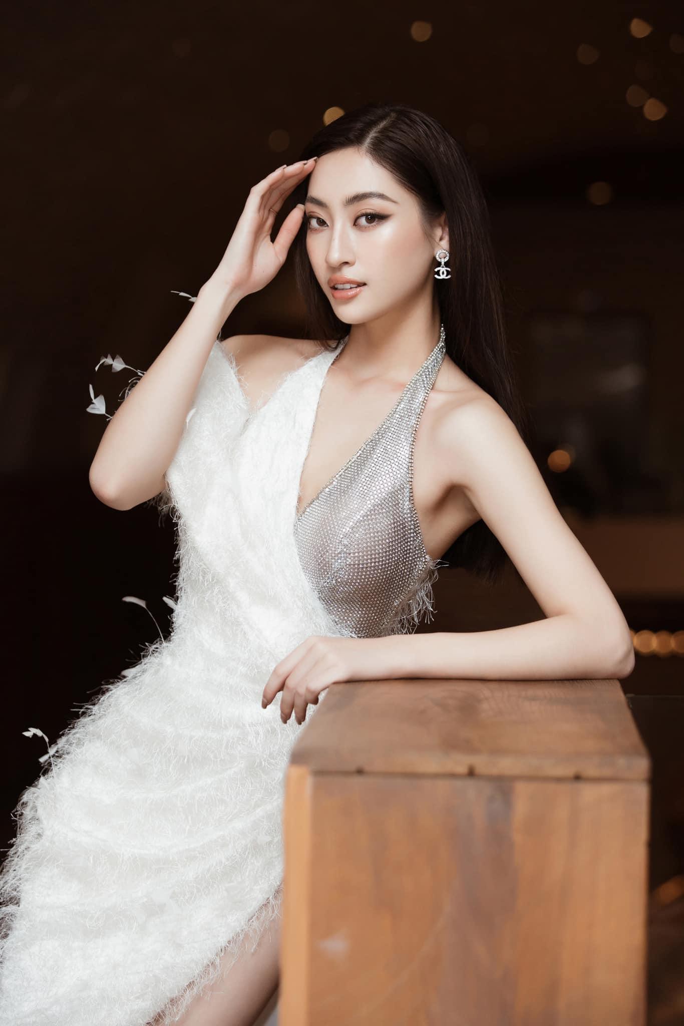 Đụng váy xẻ với Lương Thùy Linh, Nam Em khoe nhan sắc sexy trước thềm chung kết Miss World Vietnam - Ảnh 7.