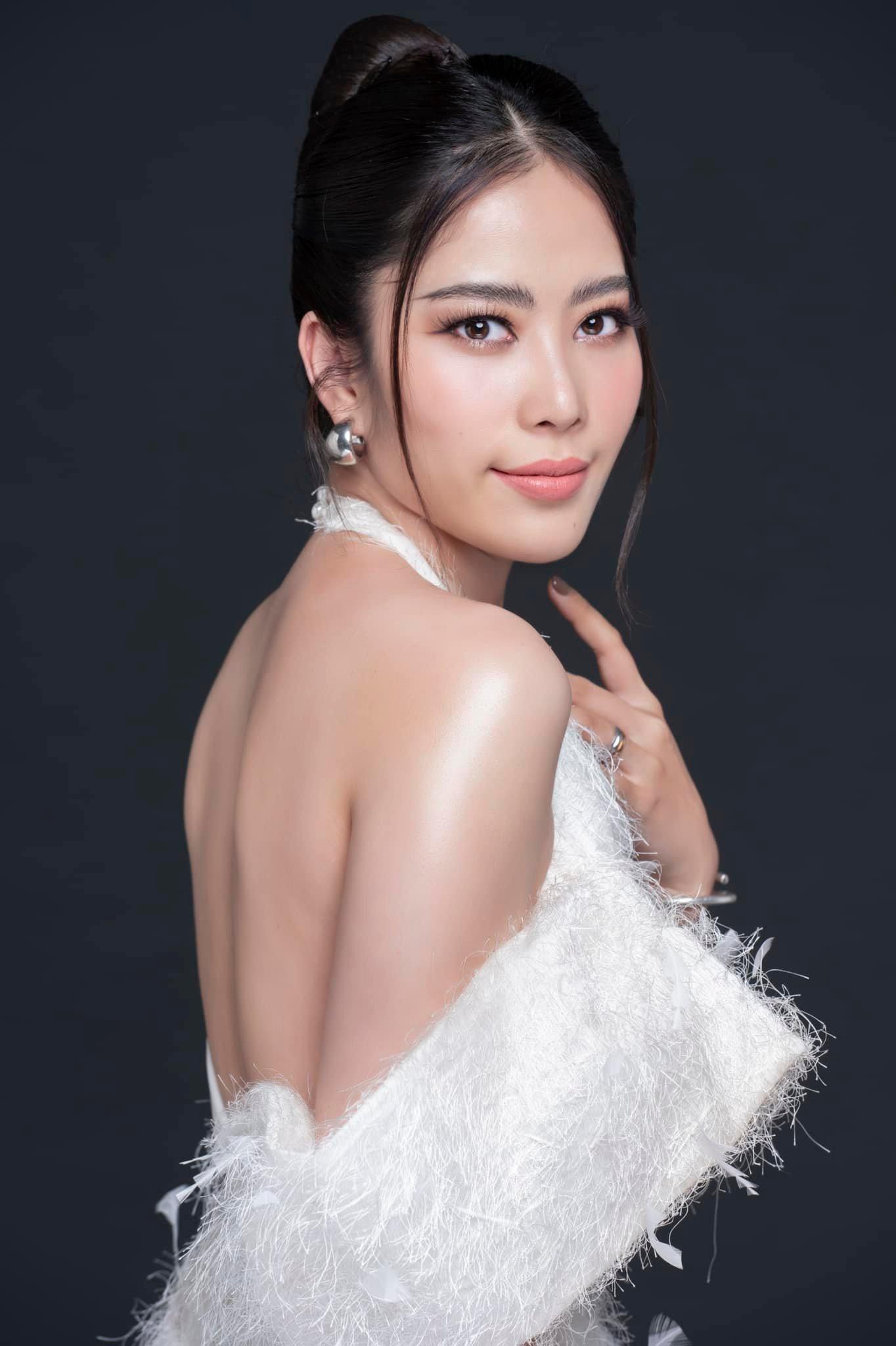 Đụng váy xẻ với Lương Thùy Linh, Nam Em khoe nhan sắc sexy trước thềm chung kết Miss World Vietnam - Ảnh 1.