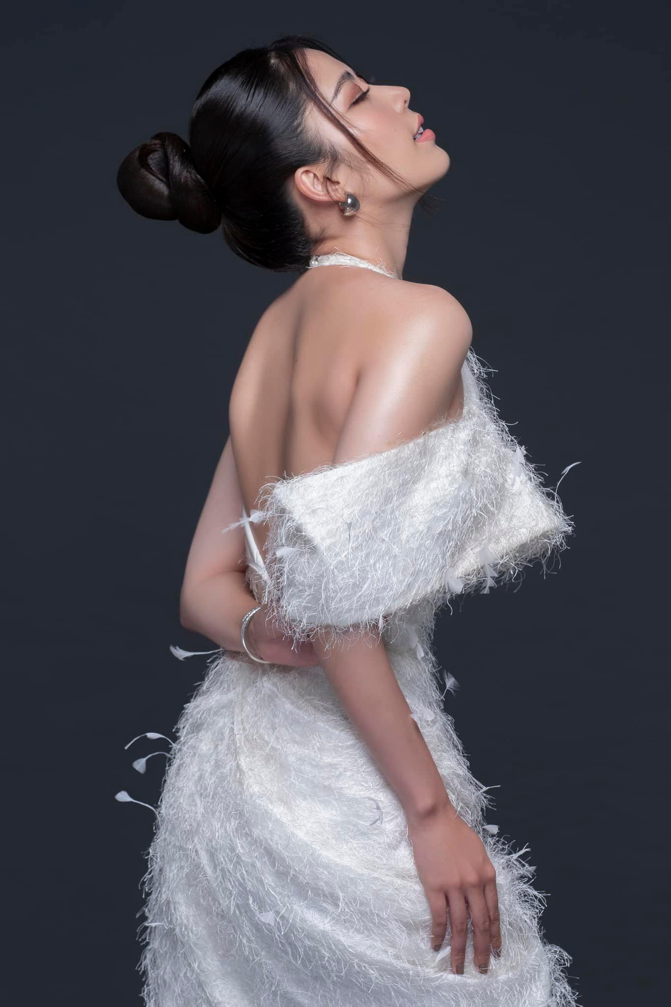 Đụng váy xẻ với Lương Thùy Linh, Nam Em khoe nhan sắc sexy trước thềm chung kết Miss World Vietnam - Ảnh 3.