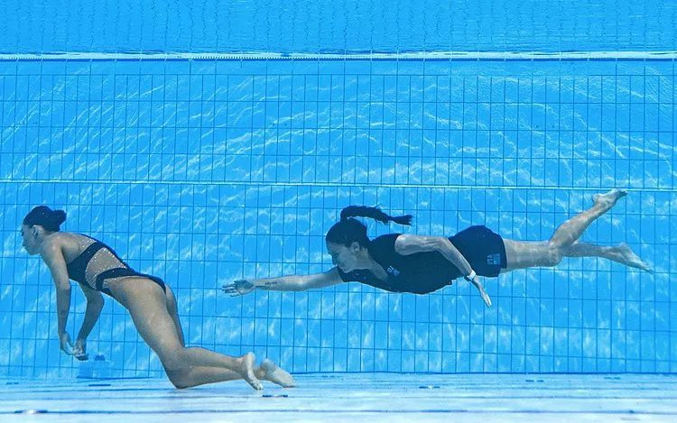 Khoảnh khắc nghẹt thở: VĐV bơi ngất xỉu chìm xuống đáy bể khi đang thi đấu, huấn luyện viên lao mình xuống cứu