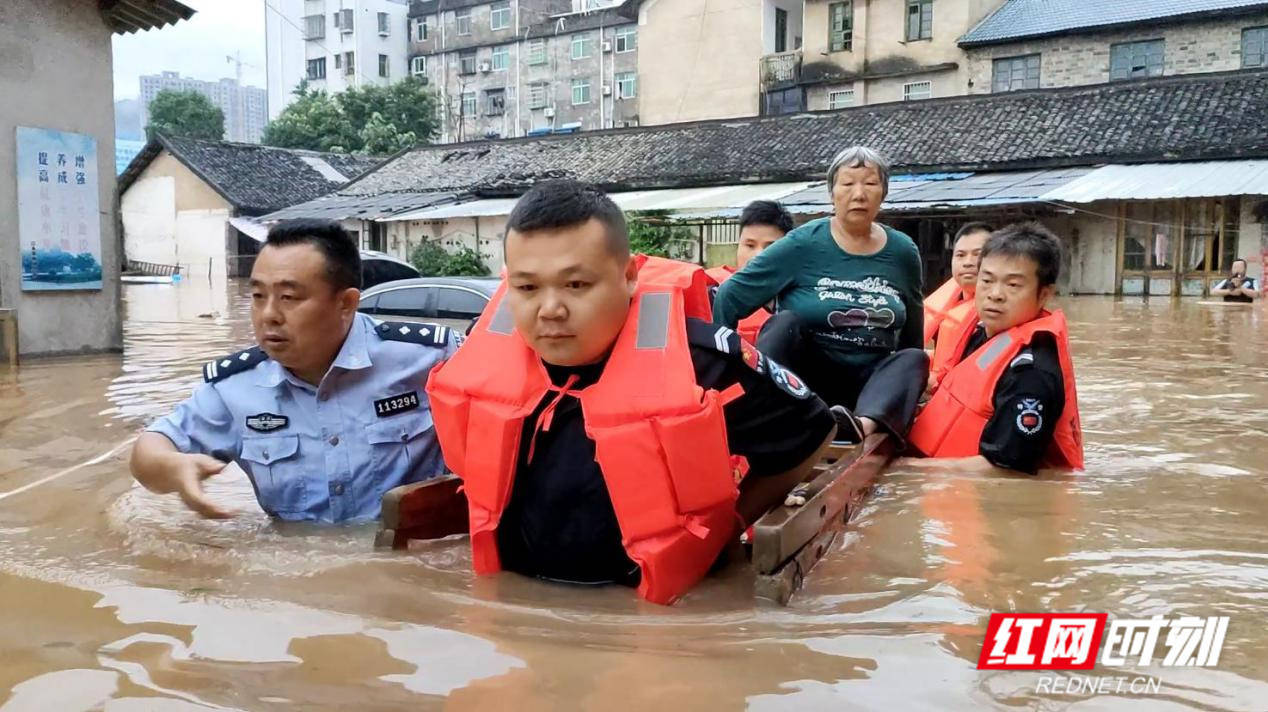 99 con sông đang báo động lũ, miền Nam Trung Quốc nín thở - Ảnh 3.