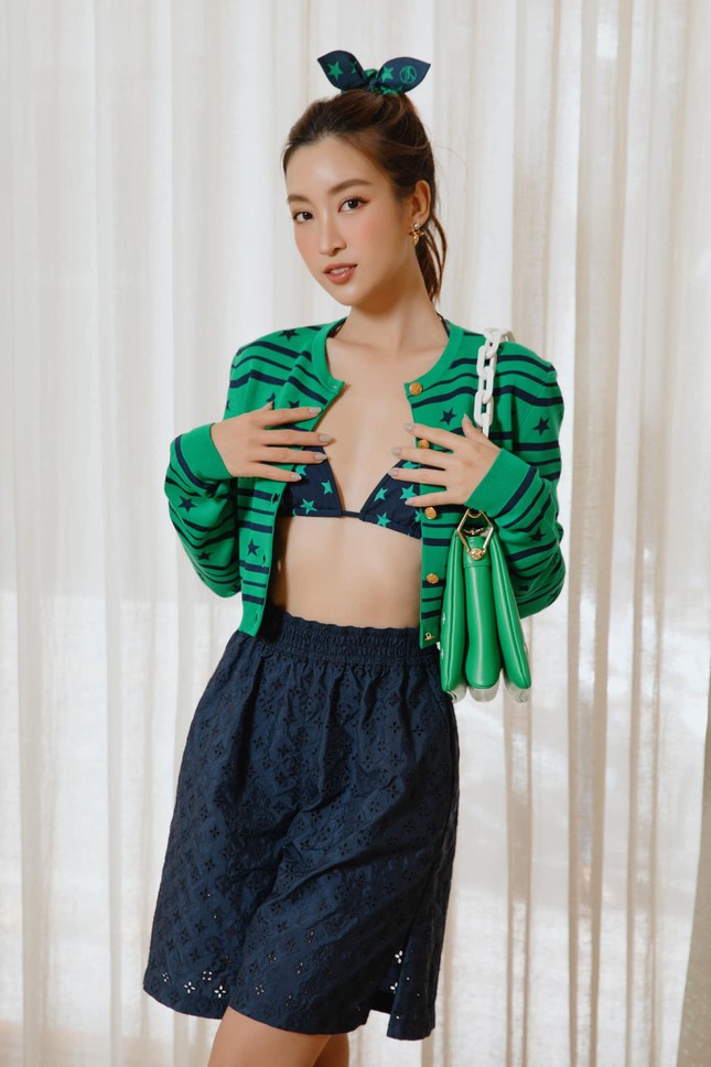 Cùng diện mẫu nội y họa tiết ngôi sao, Đỗ Mỹ Linh - Lương Thùy Linh hút hồn fan với sắc vóc cực sexy - Ảnh 2.