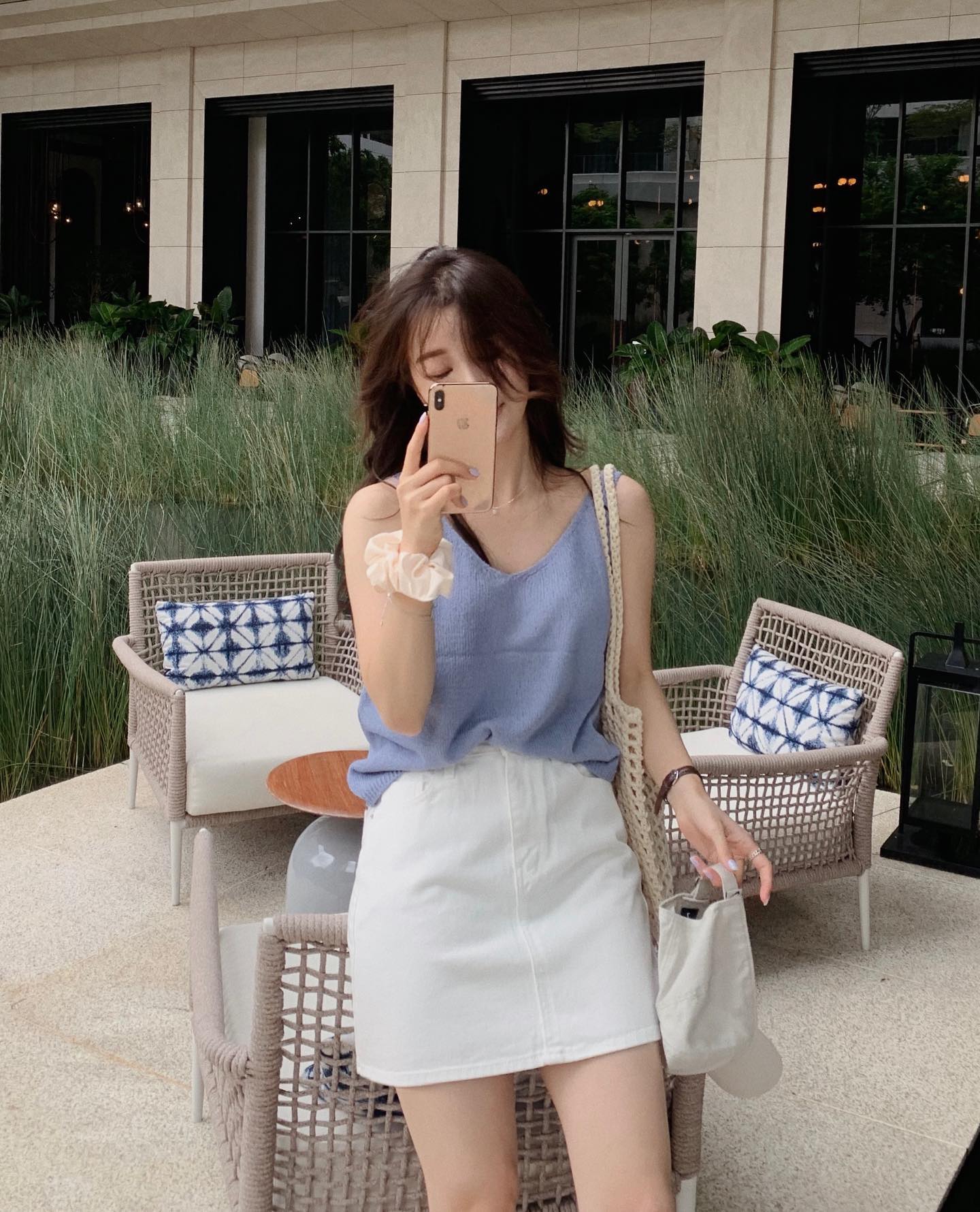 Mix áo hai dây với chân váy chuẩn như Fashionista