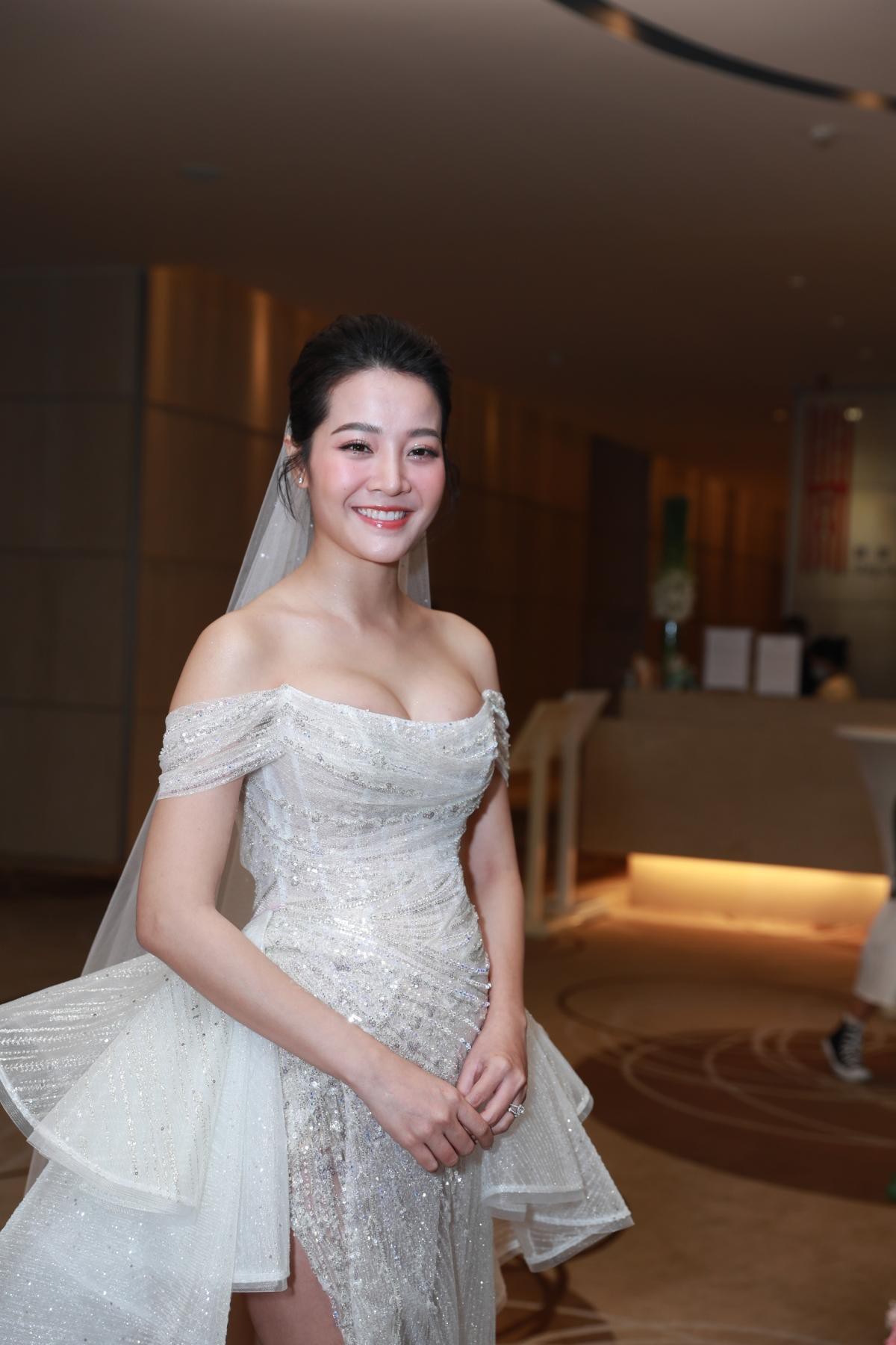 Sao Việt đọ váy cưới: Hồ Bích Trâm chi nửa tỷ, Minh Hằng diện cùng hãng với Paris Hilton - Ảnh 9.