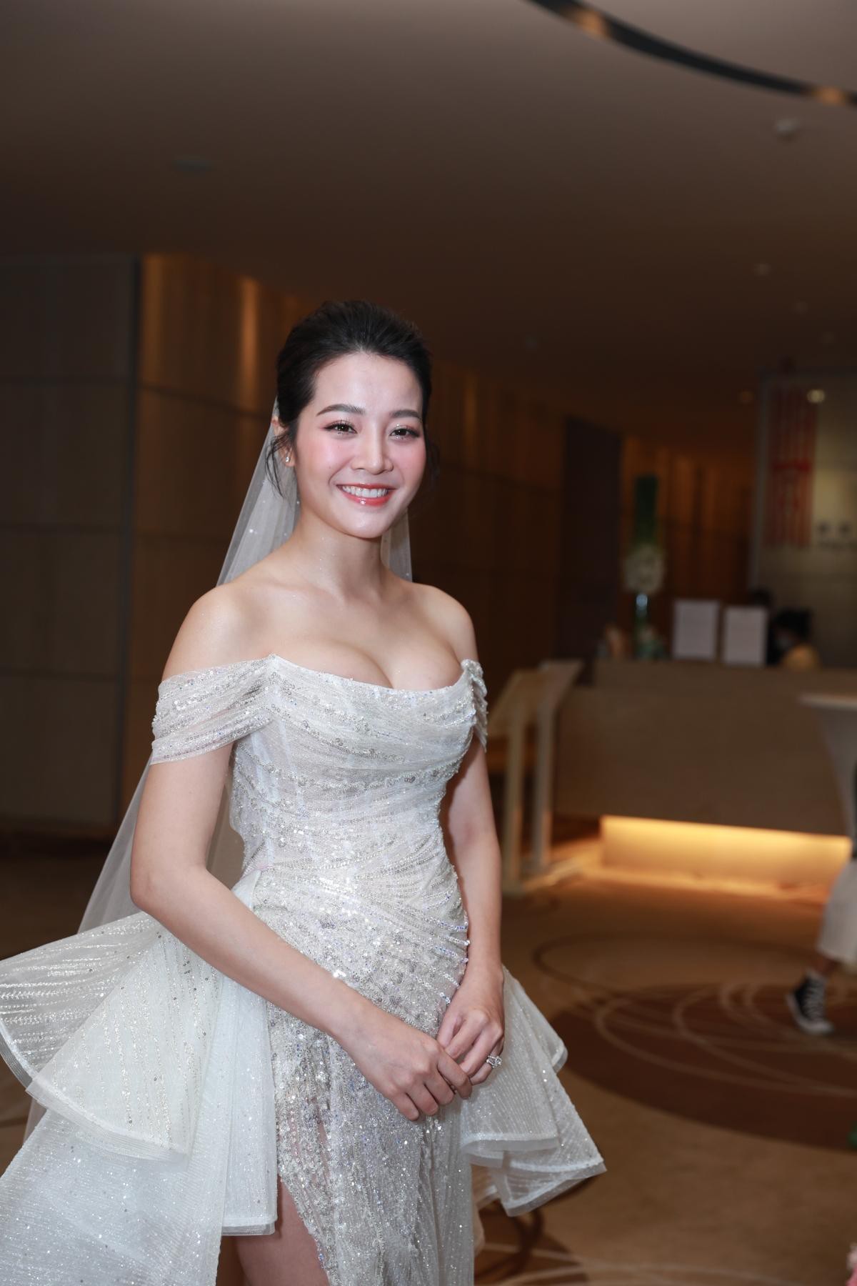 Người đứng sau chiếc váy cưới 28 tỷ đắt nhất Việt Nam - CEO Linh Nga  Bridal: Có trong tay tiệm váy tầng áp mái, đánh 'liều' vào phân khúc cao cấp