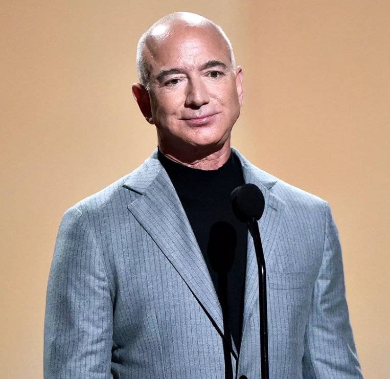 Người cha dượng ít ai biết nhưng có ảnh hưởng rất lớn tới tỷ phú Jeff Bezos: Cuộc đời thăng trầm bất ngờ, 16 tuổi một mình đến Mỹ chỉ với 3 bộ đồ sờn rách - Ảnh 3.
