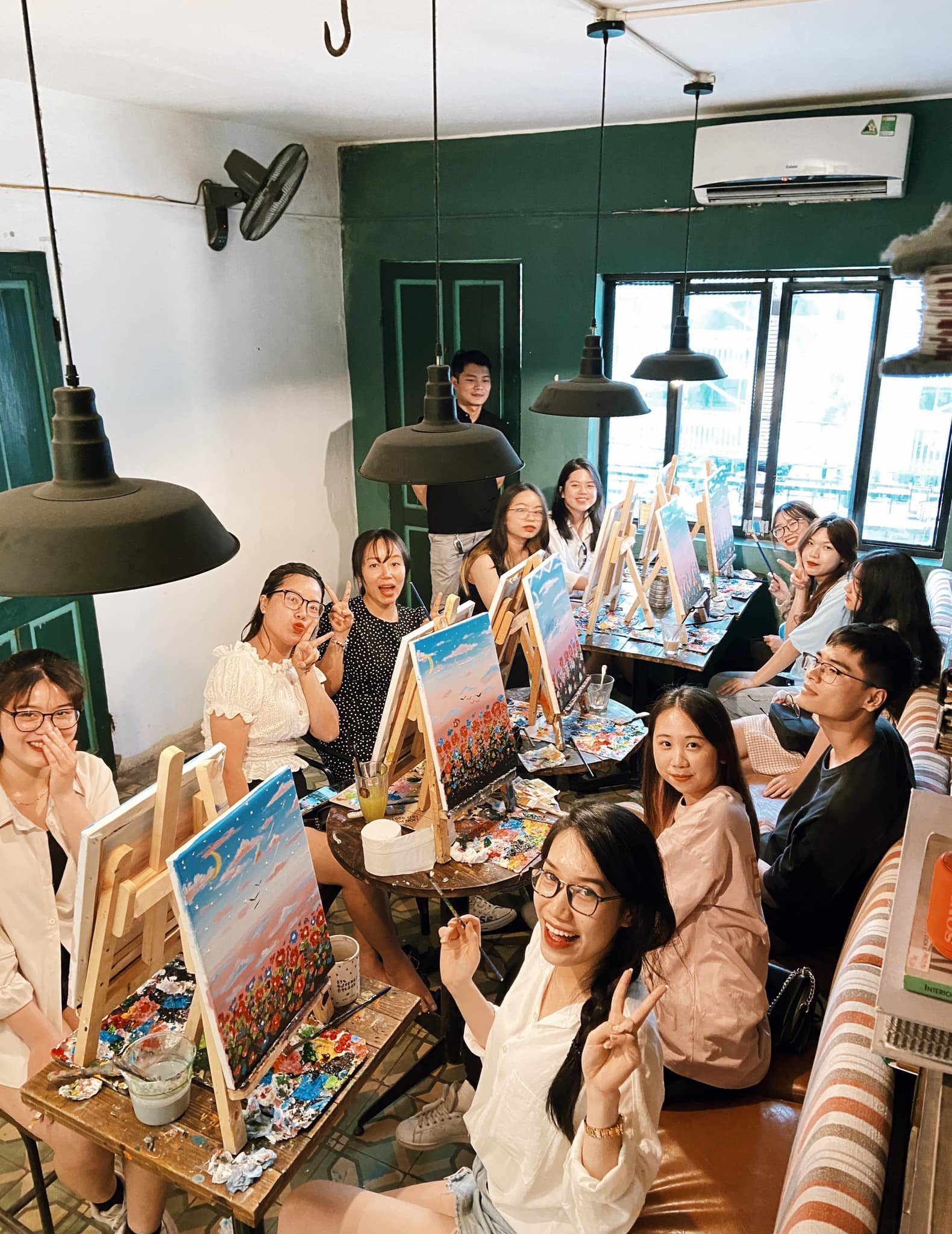 Cuối tuần cùng thư giãn và thử tài hội hoạ tại các quán cafe vẽ tranh ở Hà  Nội  ALONGWALKER