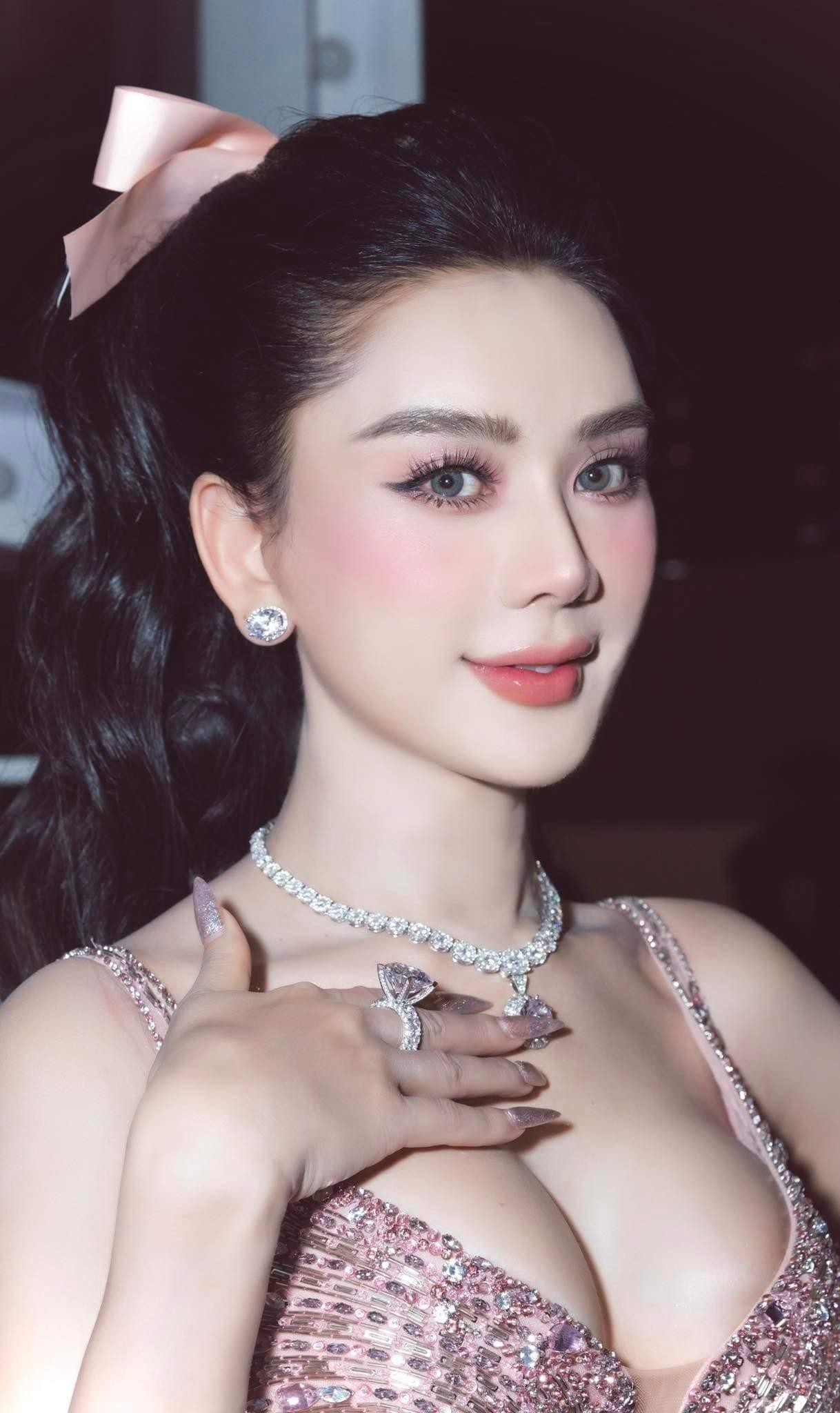 Mặc lại váy chung kết Miss World của Đỗ Thị Hà, Lâm Khánh Chi hóa búp bê quyến rũ ở tuổi 45 - Ảnh 4.