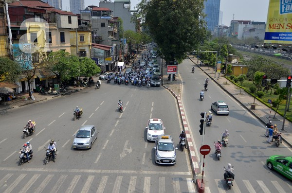 Đường Hà Nội hoá "ảo ảnh" dưới cái nắng gần 40 độ, nhiều người tranh thủ núp dưới bóng cây lúc chờ đèn đỏ mà không biết có thể "rơi" mất tiền! - Ảnh 4.