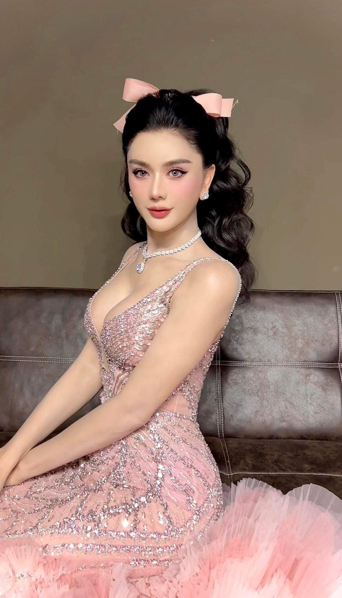 Mặc lại váy chung kết Miss World của Đỗ Thị Hà, Lâm Khánh Chi hóa búp bê quyến rũ ở tuổi 45 - Ảnh 5.