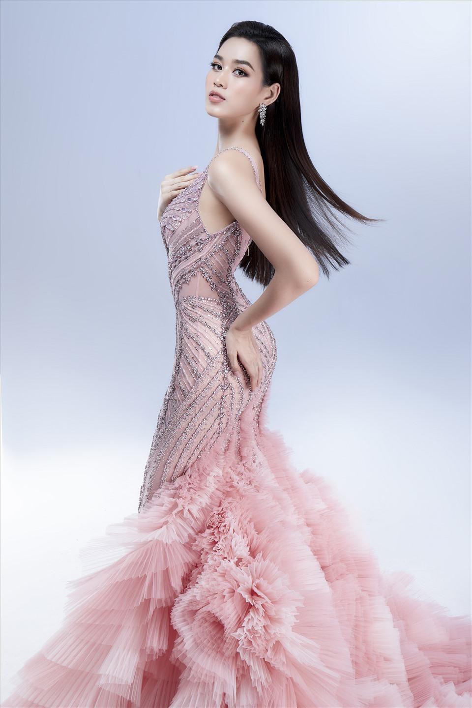 Mặc lại váy chung kết Miss World của Đỗ Thị Hà, Lâm Khánh Chi hóa búp bê quyến rũ ở tuổi 45 - Ảnh 9.