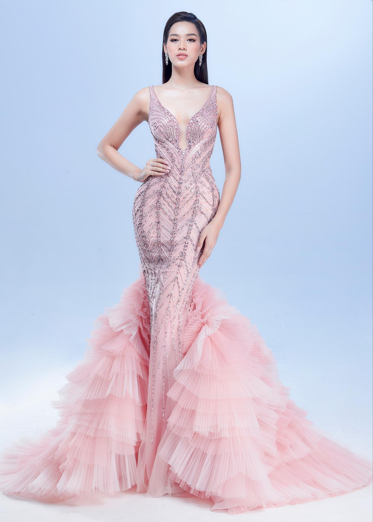 Mặc lại váy chung kết Miss World của Đỗ Thị Hà, Lâm Khánh Chi hóa búp bê quyến rũ ở tuổi 45 - Ảnh 6.