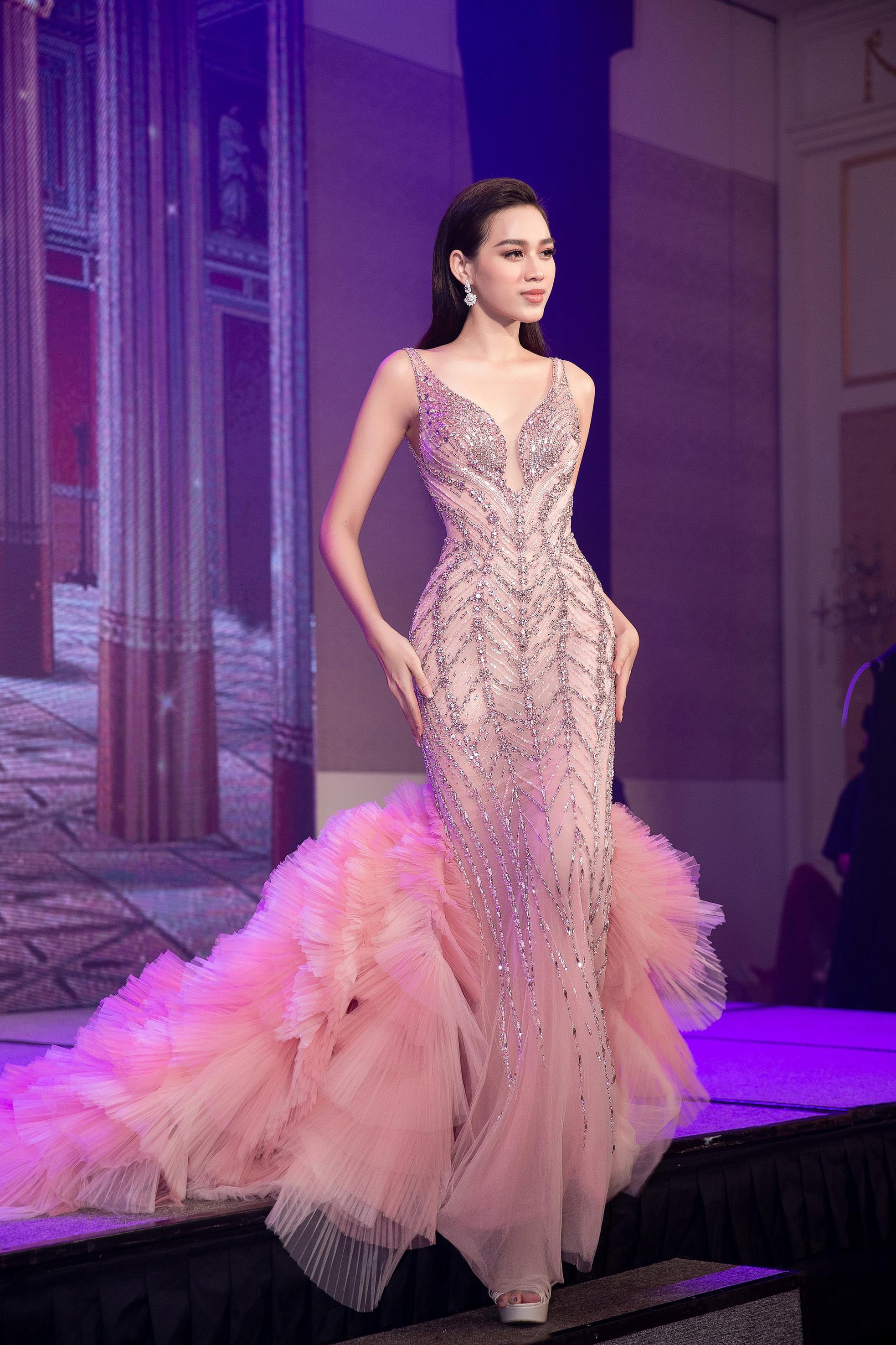 Mặc lại váy chung kết Miss World của Đỗ Thị Hà, Lâm Khánh Chi hóa búp bê quyến rũ ở tuổi 45 - Ảnh 7.
