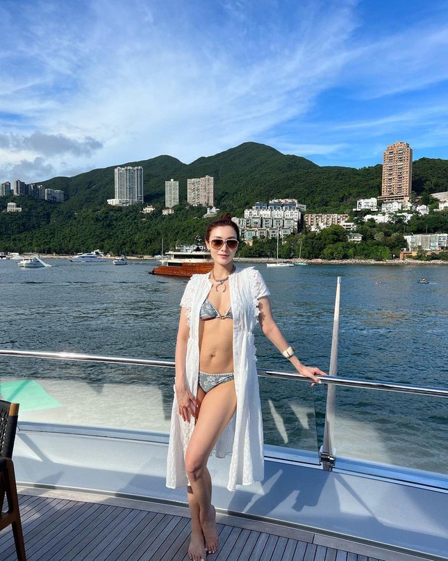 Hoa hậu đẹp nhất Hong Kong khoe dáng nuột với bikini hậu sinh nhật 52 tuổi  - Ảnh 3.