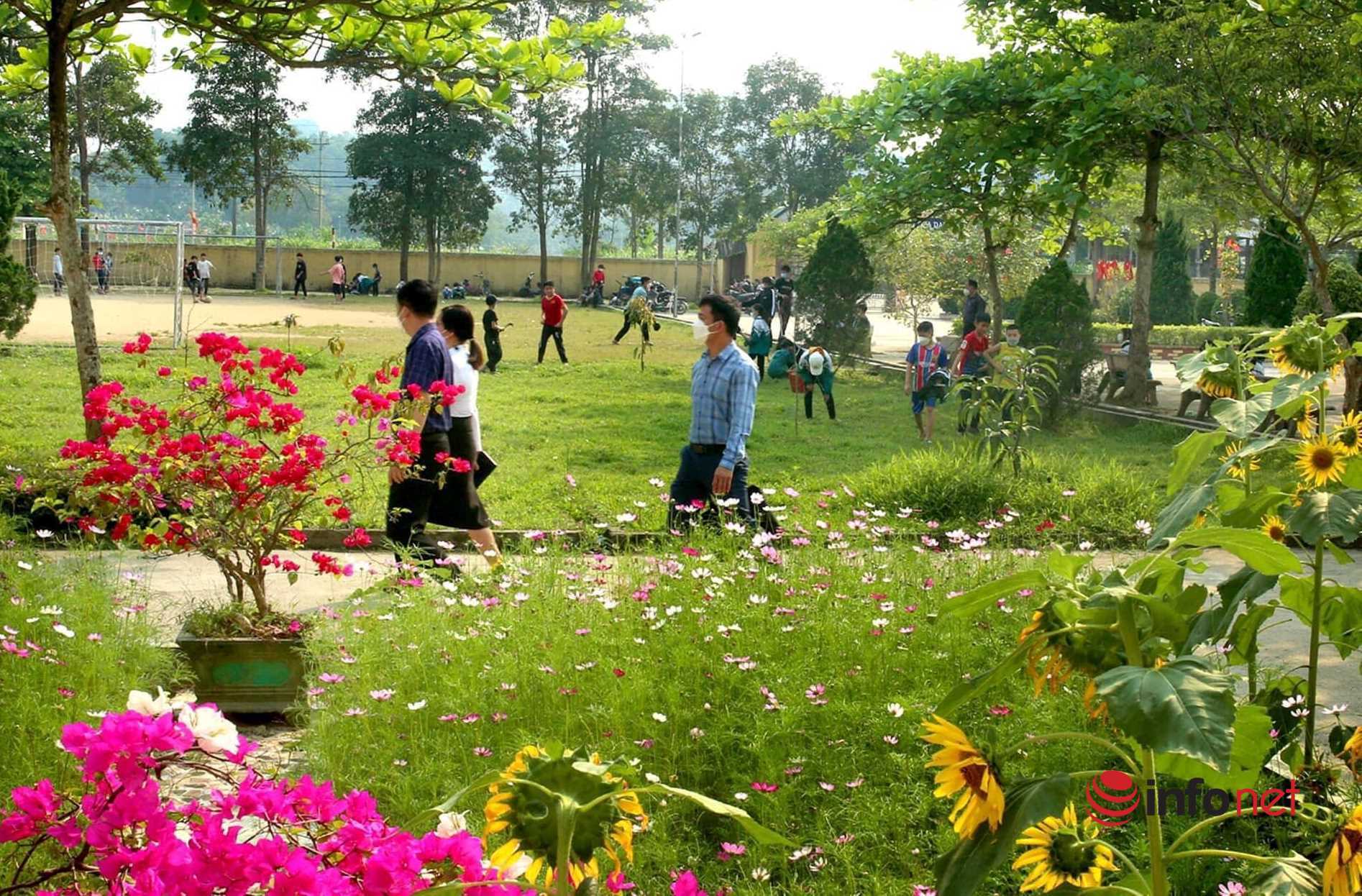 Hà Tĩnh có 1 ngôi trường gây bất ngờ với khuôn viên hoa lá rực rỡ như công viên - Ảnh 2.