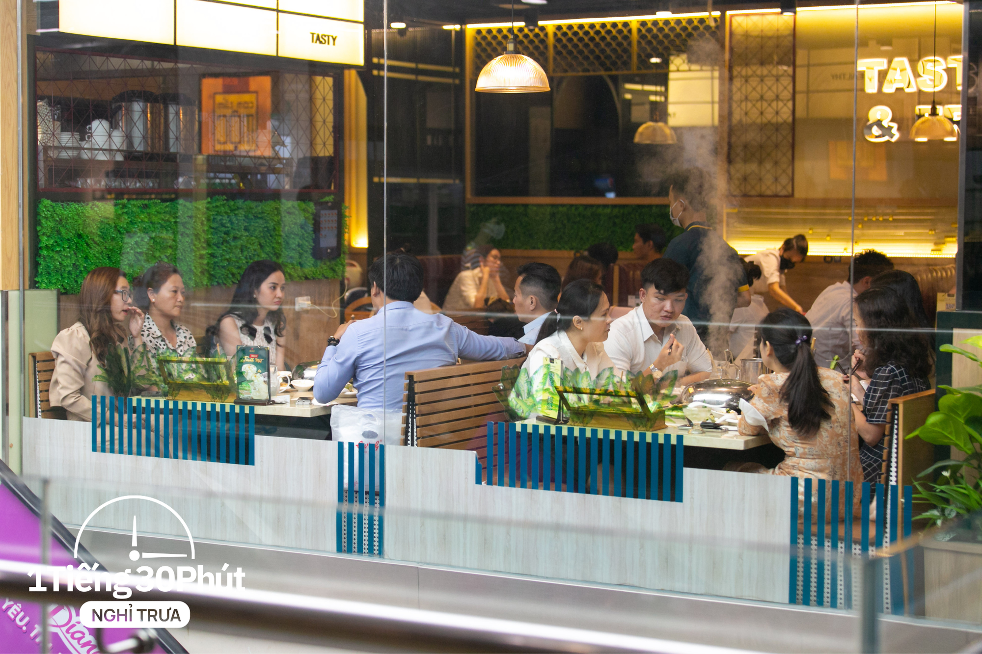 Dân văn phòng hạng sang tại Vincom và Saigon Centre giờ nghỉ trưa đội nắng la liệt ngoài vỉa hè dù công ty cách khu food court đỉnh nhất TP. HCM chỉ vài bước chân! - Ảnh 5.