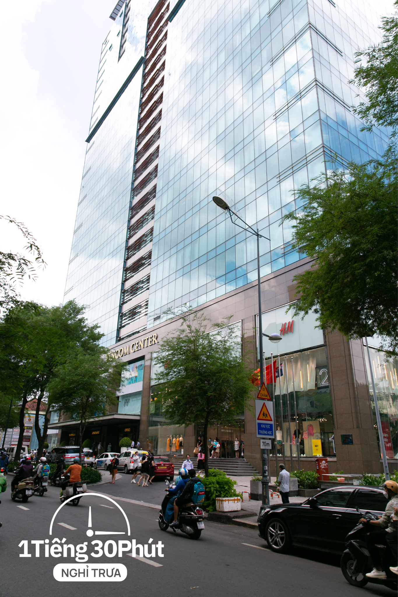 Dân văn phòng hạng sang tại Vincom và Saigon Centre giờ nghỉ trưa đội nắng la liệt ngoài vỉa hè dù công ty cách khu food court đỉnh nhất TP. HCM chỉ vài bước chân! - Ảnh 3.