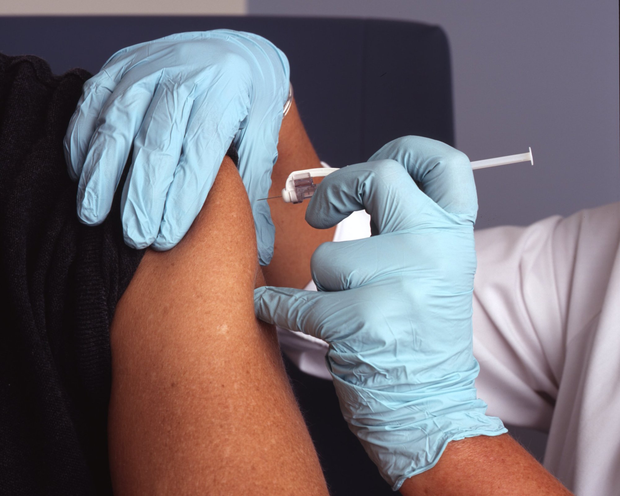Tác dụng phụ bất ngờ của vắc-xin cúm lên căn bệnh cả thế giới bó tay - Ảnh 1.